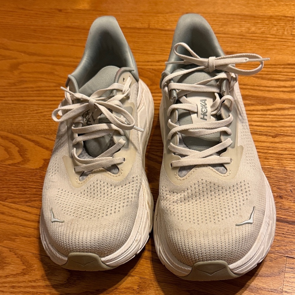 Hoka Arahi 7 Neutral Running Shoes in Light Gray and Off-White
